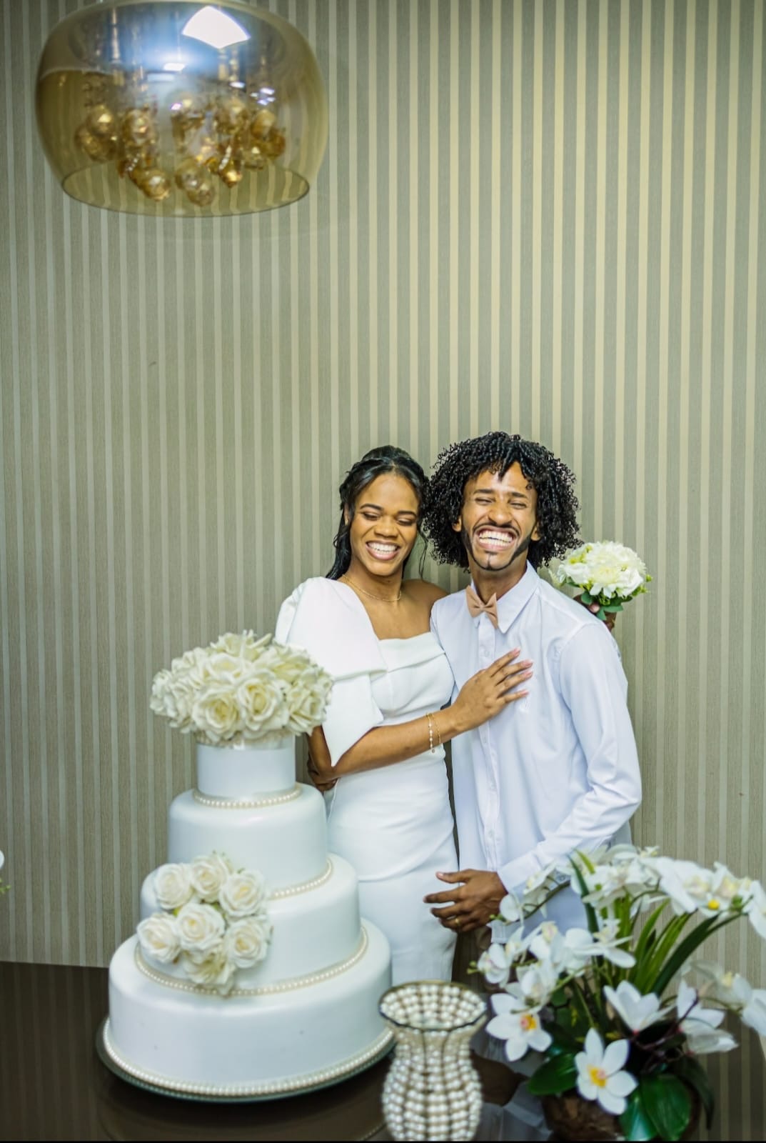 Lilian e Kelvin sorrindo juntos
